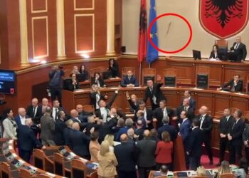 Kaosi në parlament/Grupi i PS kërkon marrjen e masës disiplinore ndaj 24 deputetëve të PD