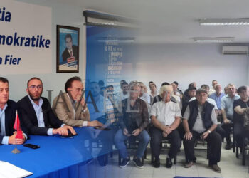FOTOLAJM / “Burrat nga Gazmenti, gratë nga Lulzimi”, Bardhi prezantohet në Fier, asnjë grua në takim!