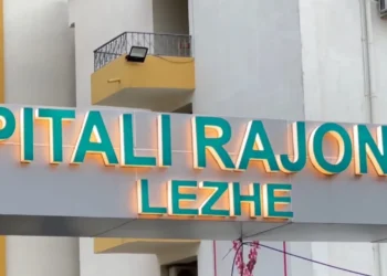 Fluks në pediatrinë e Lezhës, virozat dhe ndryshimi i temperaturave sjell probleme te fëmijët