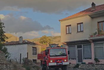Përfshihet nga flakët një banesë në Korçë, dyshohet se …