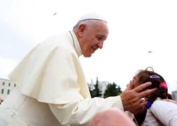 10 vjetori i vizitës në Shqipëri, Papa Françeskut i dhurohen simbolet më të bukura të traditës shqiptare