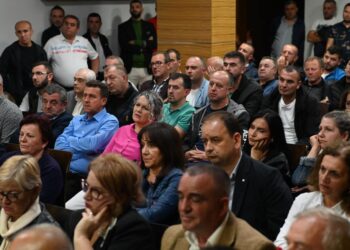 “Ka nisur ndërtimi i rrugës për Shqipërinë 2030”, Rama ndan fotot nga takimet e PS në vend
