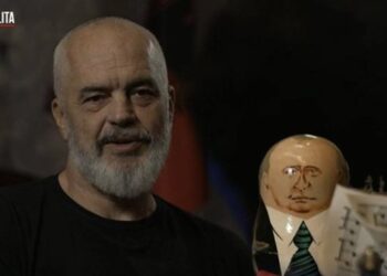 Gazetari italian e pyet Ramën pse mban kukullën Putin në tavolinë, ja si i përgjigjet kryeministri