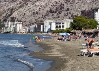 Moti i mirë, pushuesit ditor ‘pushtojnë’ bregdetin e Lezhës