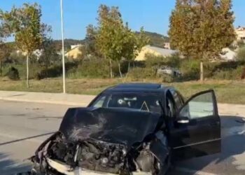 Aksident i rëndë në Vlorë, makina përfundon në kanal, dy të plagosur