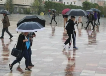 Vranësira dhe reshje shiu në mesditë, parashikimi i motit për ditën e sotme