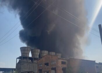 Elbasan, fabrika e plastikës përfshihet nga flakët, zjarri merr përmasa të frikshme