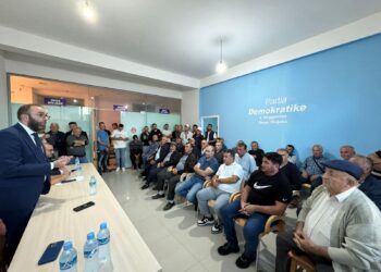 FOTOLAJM / Burrat e Divjakës kuvendojnë me Bardhin, gratë demokrate s’dihet se ku janë