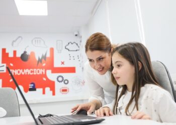 Manastirliu në shkollën “16 Shtatori” në Pezë: Shtojmë edhe 654 laboratorë inteligjentë në shkolla