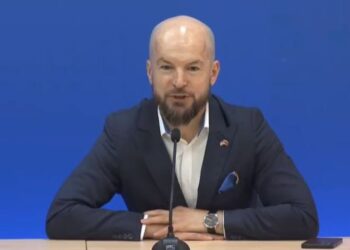 Plas në PD? Zëdhënësi i Berishës sulmon Tritan Shehun: Duhet të kishte varur xhaketën! Kontributi politik…