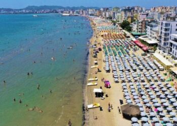 “Ofrohen një sërë sportesh dhe aktivitetesh ujore”/ “Express”: Plazhi i Durrësit, një nga destinacionet më të njohura për britanikët