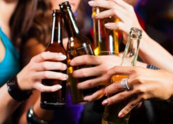 Alkooli po vret më shumë gra se më parë, ja çfarë tregojnë studimet