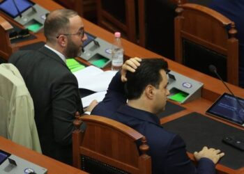 Sesioni i ri parlamentar/ Çfarë e detyroi ta ulë Bashën në fund të sallës në Kuvend? Bardhi: Nuk ishte komod të qendronte mes…