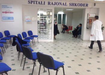 Fluks pacientësh në urgjencën e Shkodrës, luhatjet e temperaturave rrisin virozat