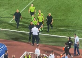 VIDEO/ Momente tensioni në futbollin kosovar, trajneri sulmon arbitrat
