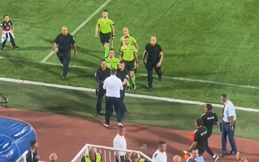 VIDEO/ Momente tensioni në futbollin kosovar, trajneri sulmon arbitrat