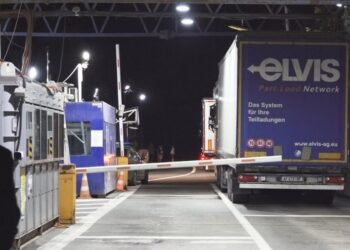 Mbyllen pikat kufitare në veri, Sveçla: Persona të maskuar po ndalojnë qytetarët