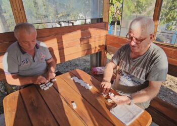 Njihuni me njeriun e mirë nga Pogradeci, që dhuron ambulanca dhe ndërton qendra për pensionistët me paratë e tij