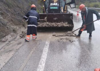 Rënie pemësh, gurësh dhe inertesh, ARRSH njofton për situatën e rrugëve në vend si pasojë e reshjeve