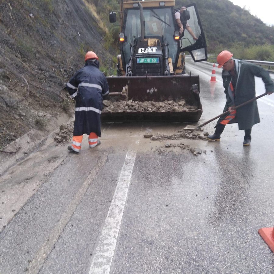 Rënie pemësh, gurësh dhe inertesh, ARRSH njofton për situatën e rrugëve në vend si pasojë e reshjeve