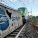 Treni i mallrave del nga shinat dhe përplaset me atë të pasagjerëve në Milano, makinisti shmang tragjedinë