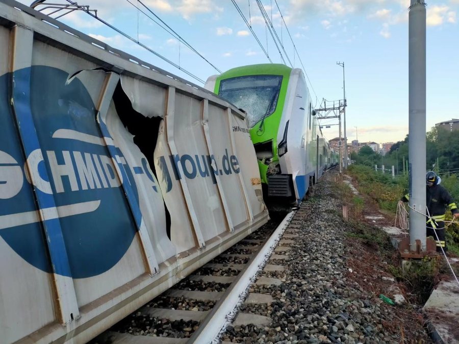 Treni i mallrave del nga shinat dhe përplaset me atë të pasagjerëve në Milano, makinisti shmang tragjedinë