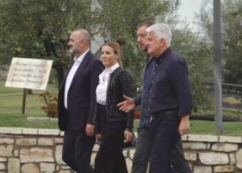 Grupi i PS mblidhet në Elbasan, burime: Regjistrimi për votën e diasporës do të nisë në Janar