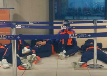 E pabesueshme! Lojtarët e Juventusit filmohen duke fjetur përtokë në aeroport