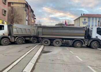 Serbët gati barrikadat në veriun e Kosovës: Do na ndihmojnë nga Beogradi e Mali i Zi