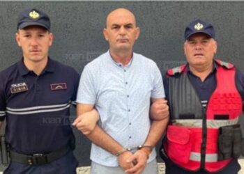 FOTO / Grindja mes fëmijëve shkaktoi dy viktima në Roskovec, ja momenti i shoqërimit të autorit