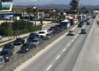 VIDEO/ Aksident masiv në autostradën Tiranë-Durrës, përplasen gjashtë automjete, përfundojnë në spital dy persona