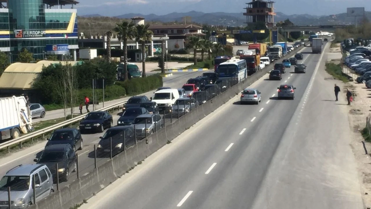 VIDEO/ Aksident masiv në autostradën Tiranë-Durrës, përplasen gjashtë automjete, përfundojnë në spital dy persona