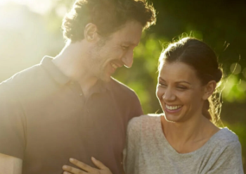 Dashuri, besim dhe…/ Studimet e zbulojnë, ja cilat janë pesë karakteristikat e çifteve të lumtura