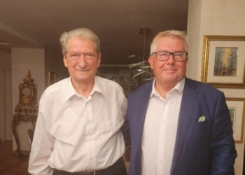 Ish-eurodeputeti i shkon Berishës në shtëpi: Më priti sikur të ishte polak! S’na çoi dot në restorant për drekë se s’del dot nga shtëpia