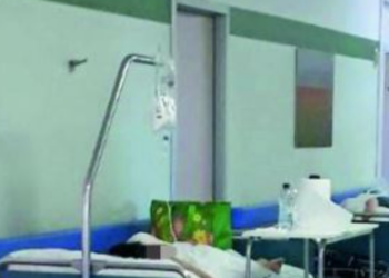“Kërcënuan mjekët dhe…”/ Humbën të afërmin nga sëmundja e rëndë, 40 persona hyjnë me dhunë në spitalin italian