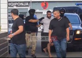 Këmbëzbathur dhe i rrethuar nga efektivët, momenti kur Marklen Haka shoqërohet në Drejtorinë e Tiranës nga RENEA
