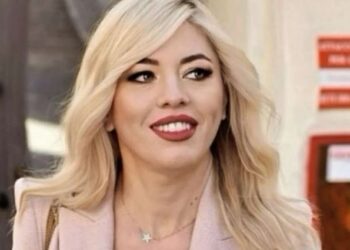 “Trego të vërtetën, ose do t’i them unë të gjitha”, shkak për dorëheqjen e tij, e dashura kërcënon Gennaro Sangiulianon: Ka dhe vajza të tjera!