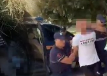 VIDEO/ Momenti kur policia gjen pistoletën dhe trupin e pajetë të 62-vjeçarit në pus