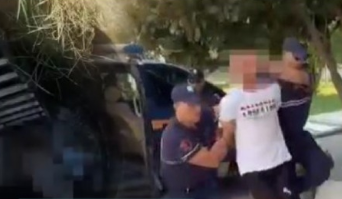 VIDEO/ Momenti kur policia gjen pistoletën dhe trupin e pajetë të 62-vjeçarit në pus