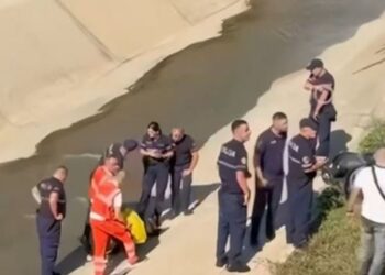 “Keni përfituar grante nga bashkia”/ Tentoi t’i shpëtonte policisë por përfundoi në Lanë! Si i mashtronte 57-vjeçari të moshuarit
