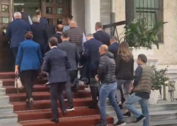 VIDEOLAJM / Më në fund Salianji paraqitet në Apel, merr me vete ‘përforcime’!