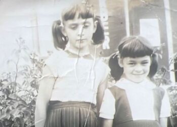 “Dita ime e parë e shkollës me motrën”/ Aktorja e njohur publikon foton nga shekulli i kaluar