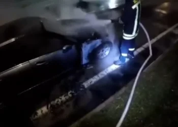 Mori flakë në ecje, digjet plotësisht “Benzi” në Vlorë! Dyshohet se…