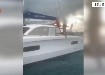 Po udhëtonin nga Mali i Zi për në Shqipëri/ Skafi pëson defekt dhe rrezikon mbytjen, shpëtohen 4 turistët e huaj