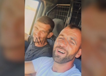 Pak ditë pasi vrau babanë dhe e hodhi në pus, Esmerald Balla pozonte i qeshur me bashkëpunëtorin