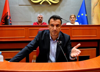 Viti i ri shkollor/ Veliaj: Kemi bërë revolucion në Tiranë, sot hapëm 400 institucione arsimore