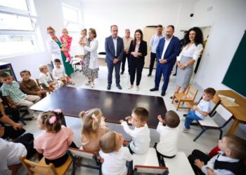 Nisja e vitit të ri shkollor, Muzhaqi dhe Mazniku në Përrenjas: Detyra jonë është të bëjmë shkolla sa më dinjitoze
