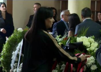 Homazhet në nder të Gerti Bogdanit/ Linda Rama merr pjesë në ceremoninë e organizuar në Parlamentin e Shqipërisë