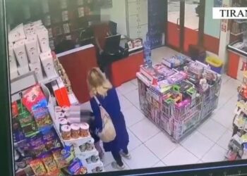 Tentoi të rrëmbente një vajzë të vogël në supermarket, policia ndalon 57-vjeçaren në Tiranë, sqaron ngjarjen