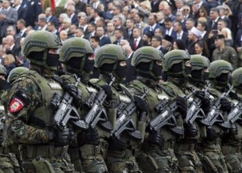 Vuçiç nxjerr ushtrinë në rrugë! Presidenti serb kërcënon Europën?: Jemi ndër më të fortët